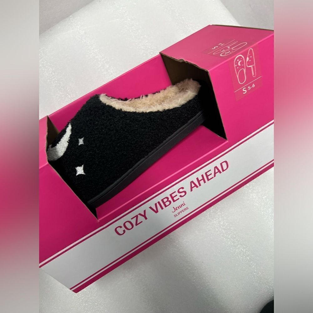 Women's Boxed Slippers, - Picture 2 of 4